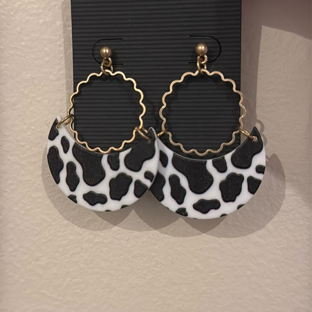 🎉❤️ NEW Ella Black White Cow Print Dangle Earrings - Picture 2 of 4